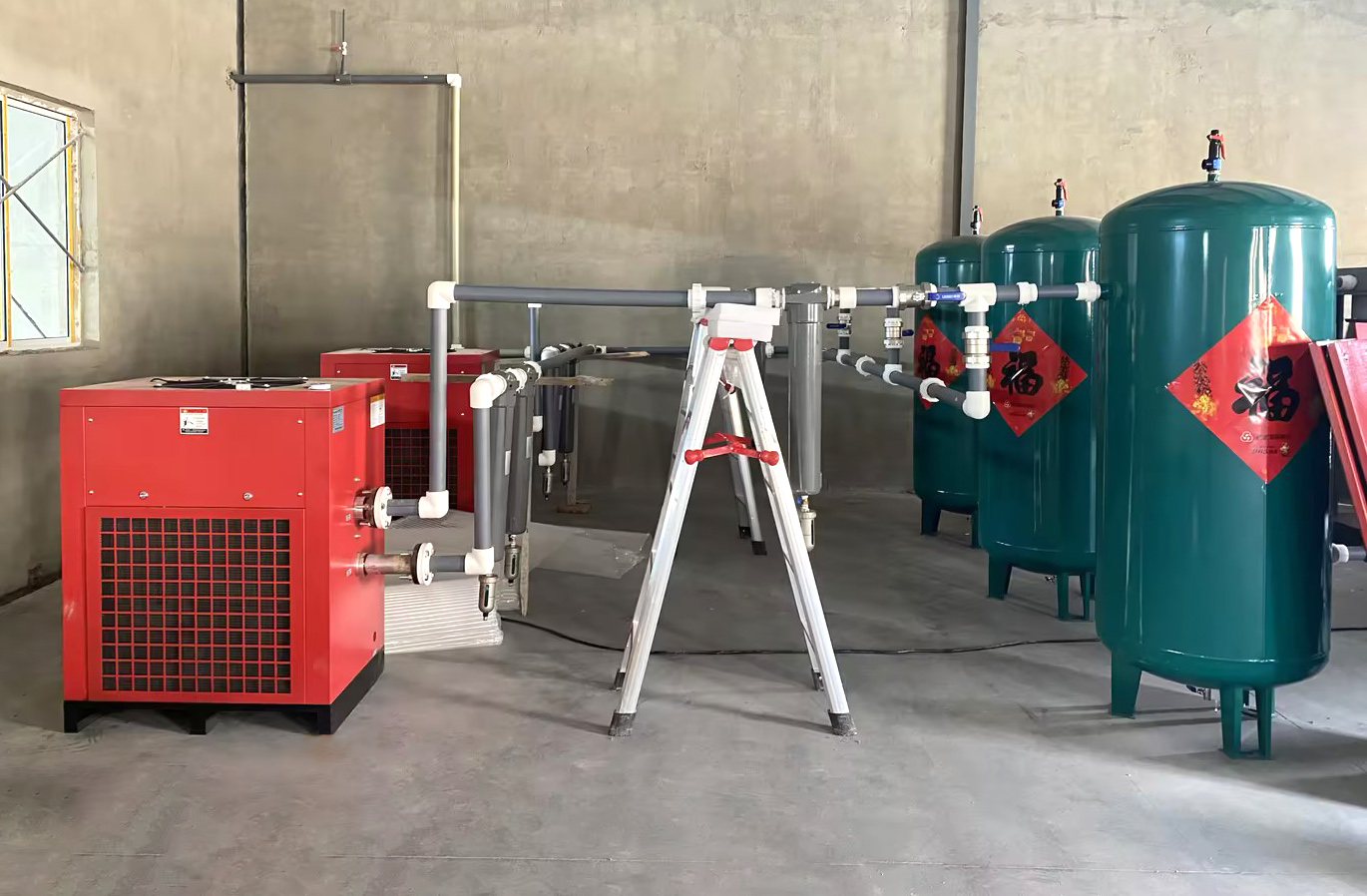 Heyvandarlıq sənayesində yüksəltmə qutusu: İkiqat vidalı (90 kVt) hava kompressoru müəssisələr səmərəli və enerji qənaət edən istehsala necə kömək edir?